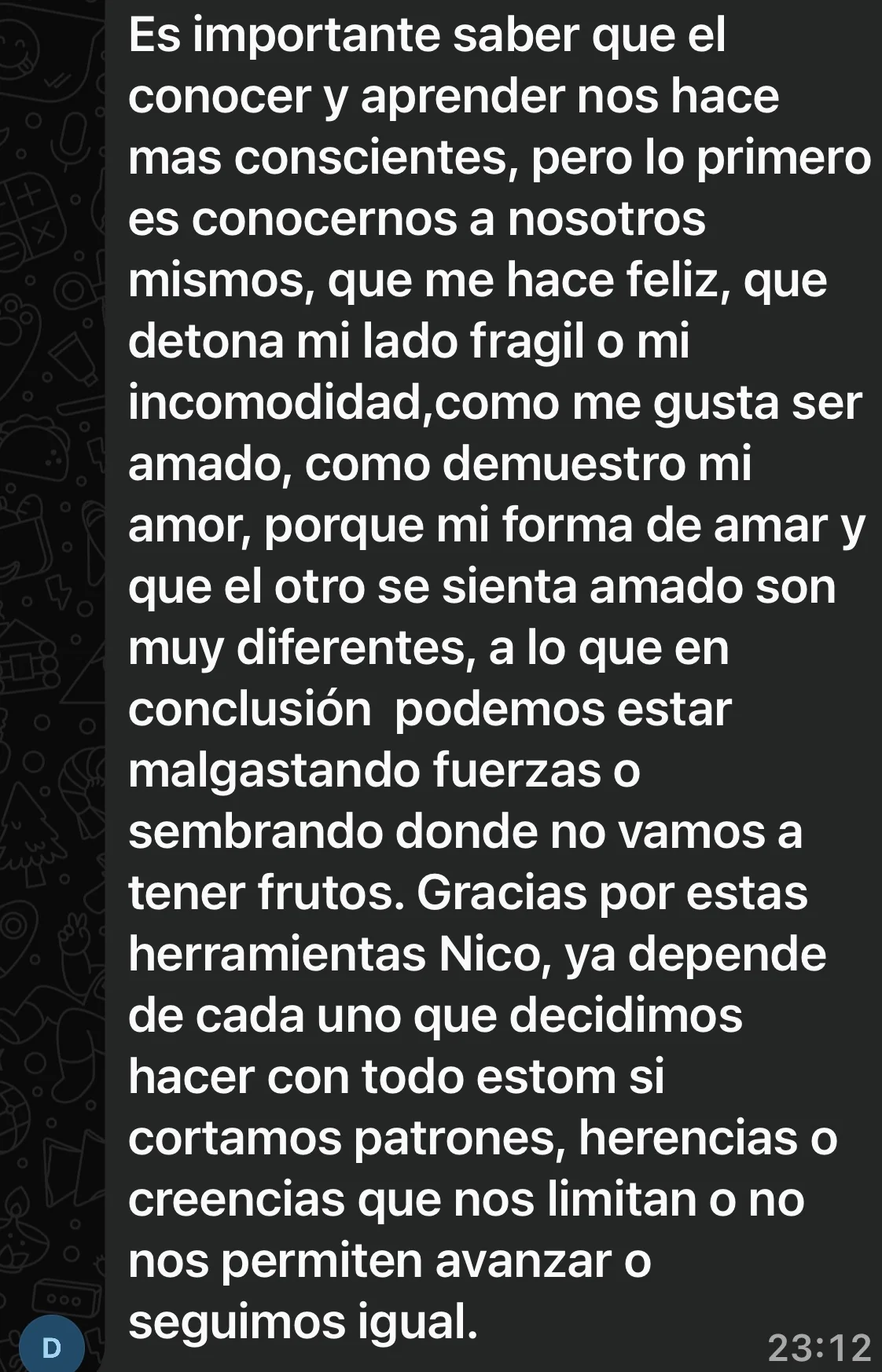 Mensaje real de una persona sobre la importancia de conocerse a sí misma para reconocer patrones que la limitan.